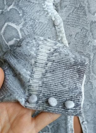 Кофта з гудзиками, принт зміїний.