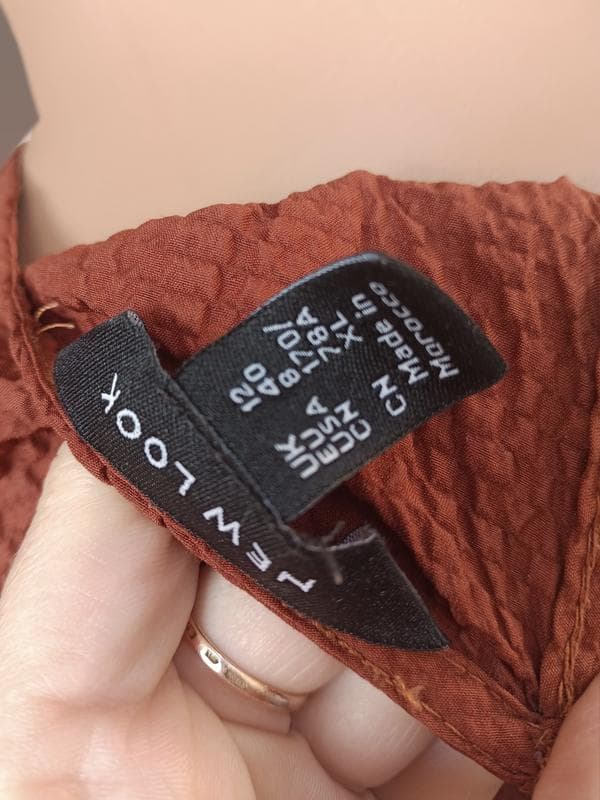 Коричнева жіноча сукня з тканини жатка — фото 2 з 5