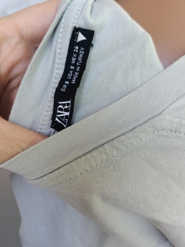 Сіра котонова футболка з уборками від zara