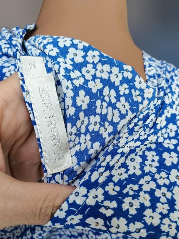 Довга жіноча сукня з уборками в квітковому принті — фото 3 з 6